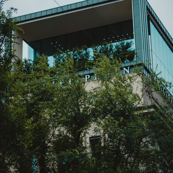 Balcón con cerramiento de cristal rodeado de plantas – ElCerrajero.es.